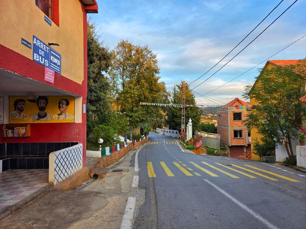 Arrêt de bus avec fresques murales