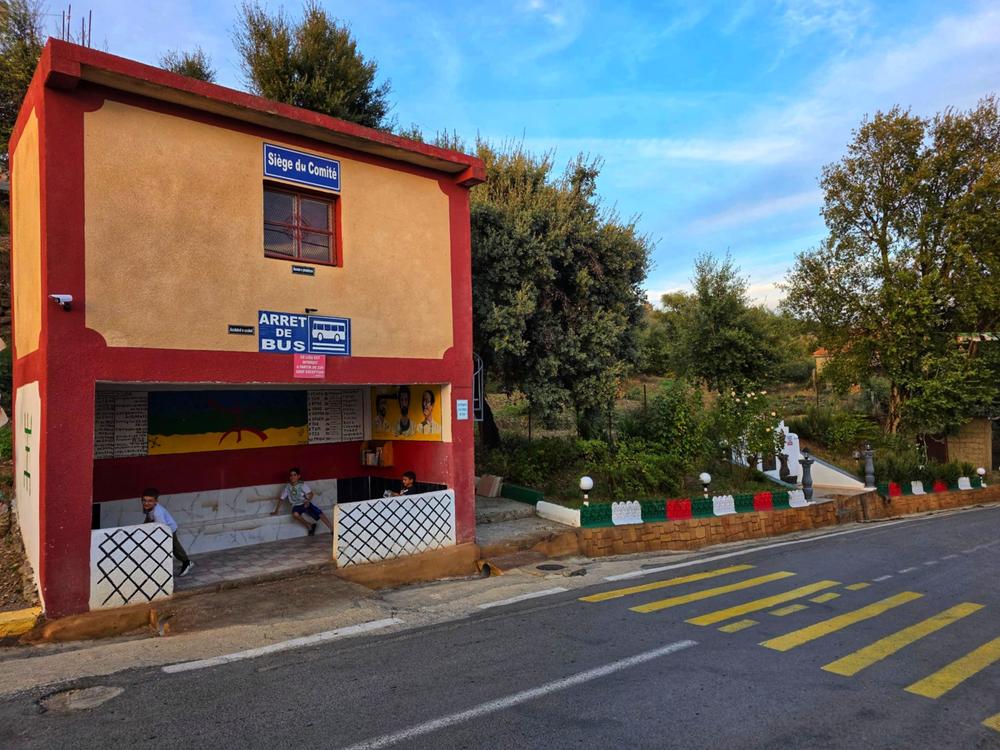 Vue de la route principale avec portraits