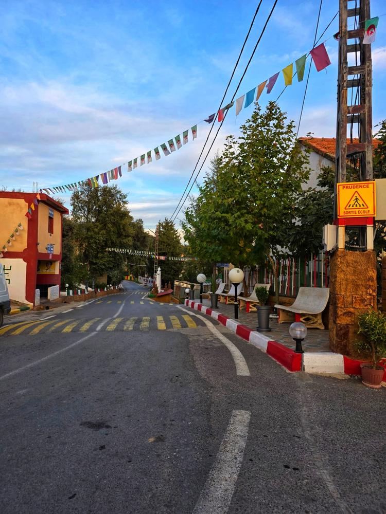 Rue de l'école avec panneaux de prudence