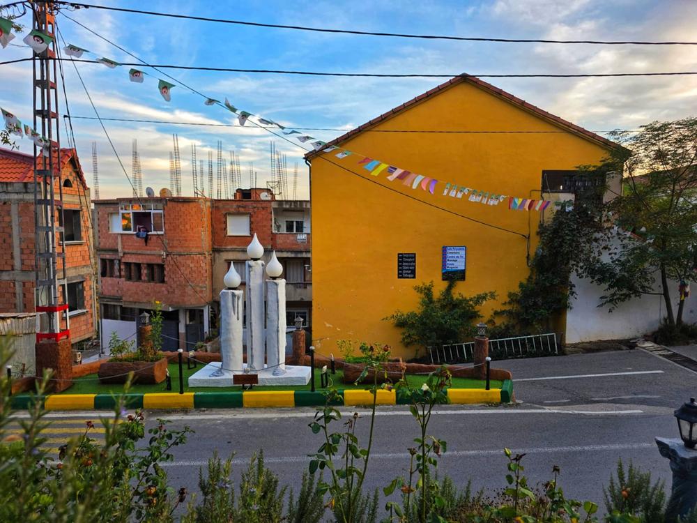 Place centrale avec panneaux directionnels