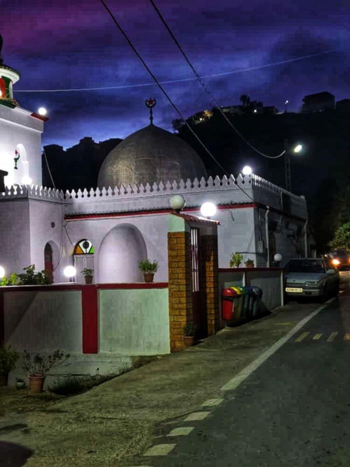 Mosquée du village illuminée la nuit