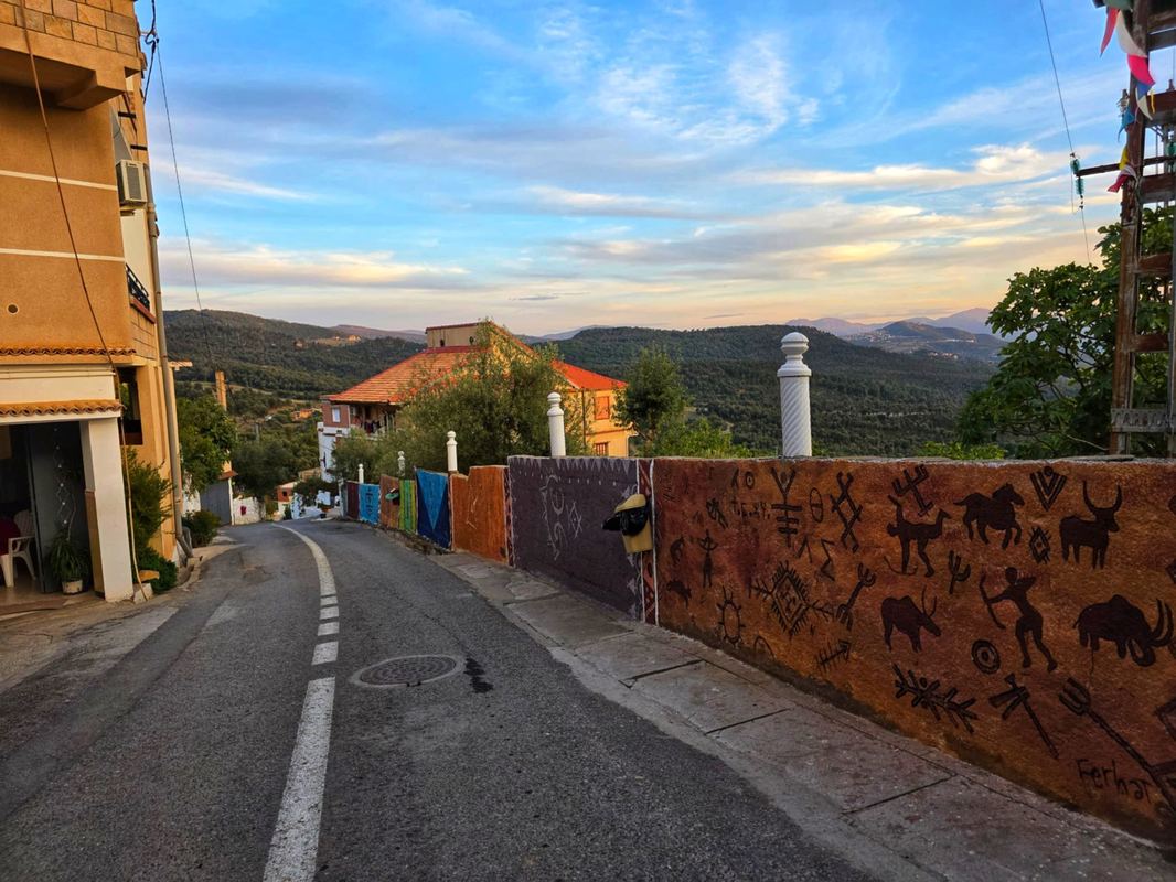 Vue du village Aït Bouhini avec fresques berbères