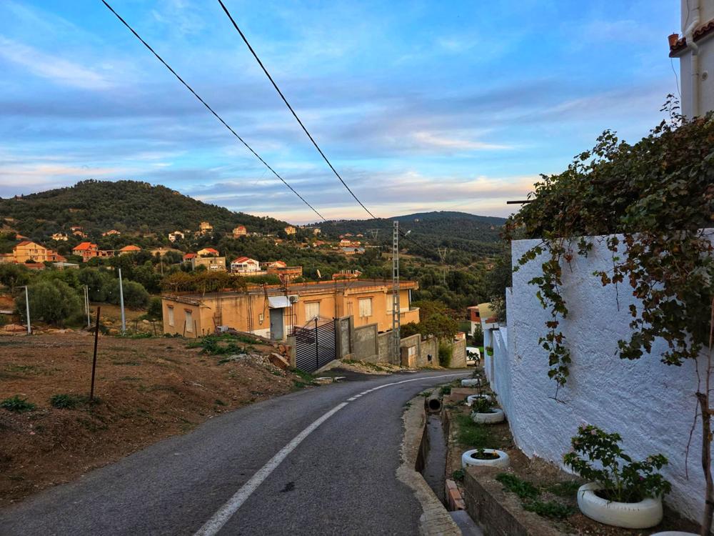 Route sinueuse traversant le village