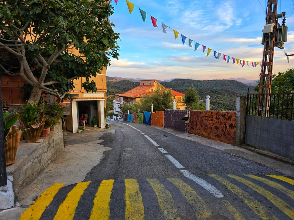 Rue décorée de fanions colorés