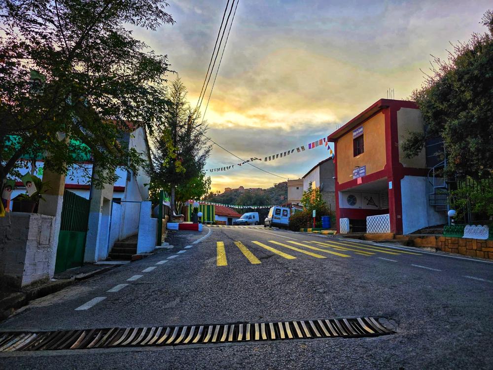 Rue principale au crépuscule