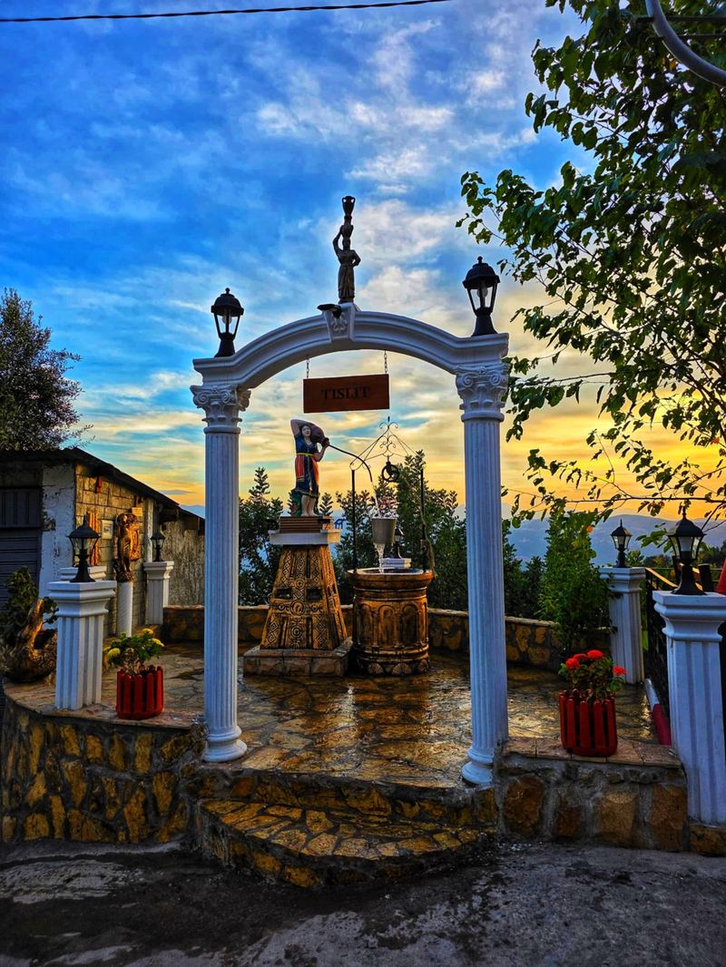 Fontaine Tislit avec arche et statues