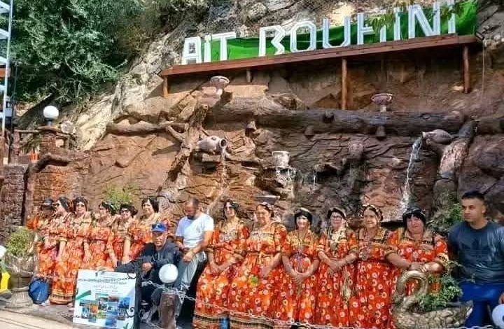 Fête traditionnelle kabyle à Aït Bouhini avec robes traditionnelles